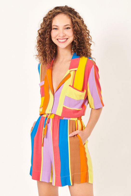 mulher sorrindo usando camisa estampada colorida