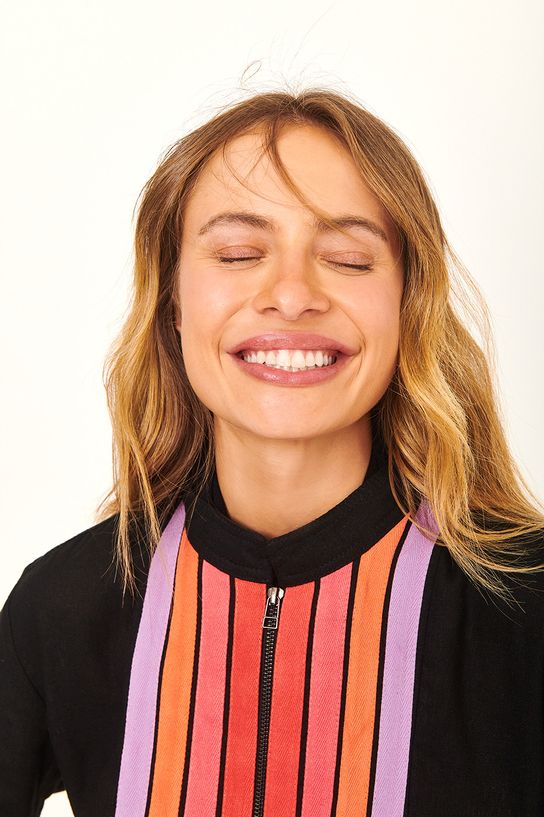 modelo sorrindo usando jaqueta linho cadarço aplicado colorido